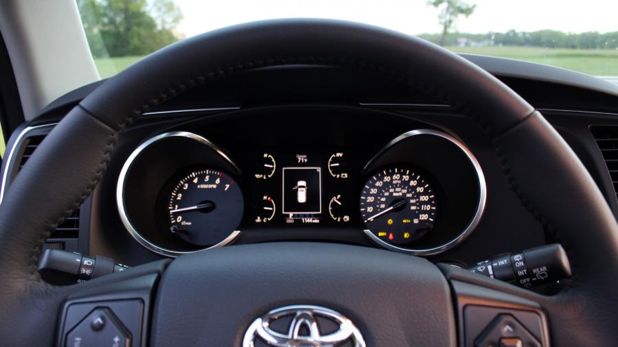 Панель приборов Toyota Sequoia TRD Pro 2020 года  (фото 36 из 44)